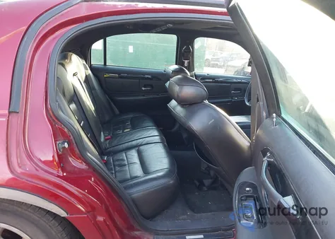 2000 Lincoln Town Car Signature из США, поврежденный, VIN 1LNHM82W3YY902724